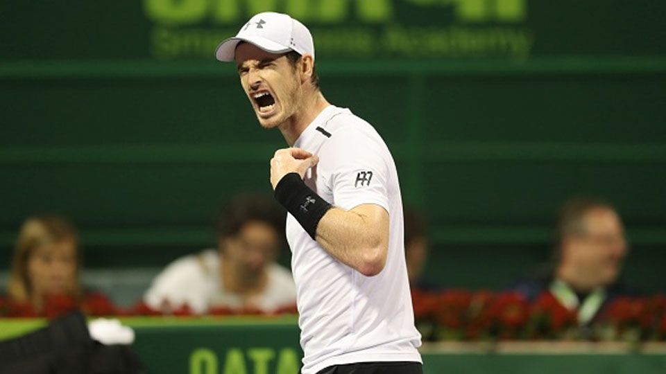 Petenis asal Britania Raya, Andy Murray dalam pertandingan melawan Novak Djokovic. Copyright: © KARIM JAAFAR/AFP/Getty Images